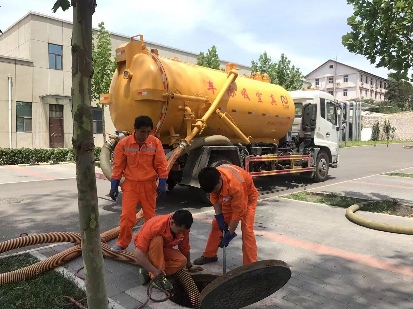 仪陇管道疏通车停在窨井附近